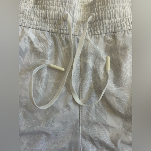 LULULEMON Spring Break Away Shorts *4 Way Stretch 3" Size 10 Eternal White Wave - Picture 3 of 10